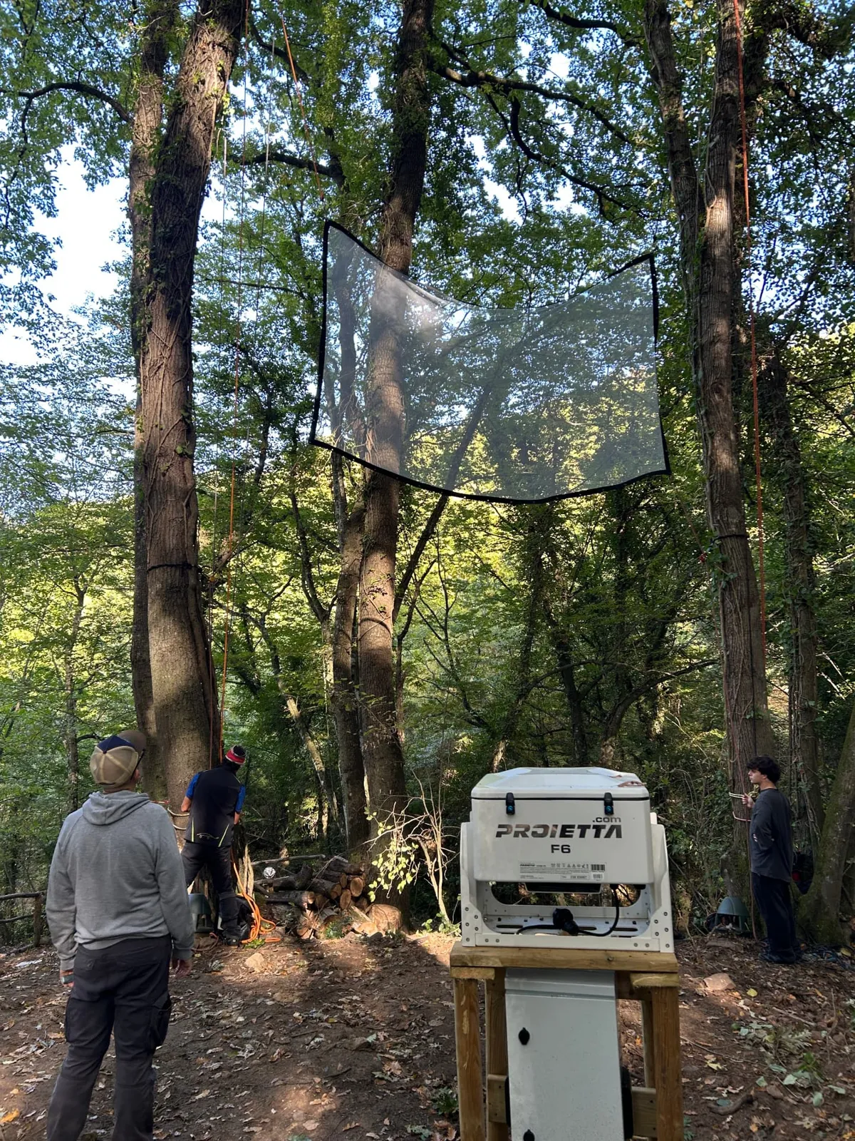 Operatori a terra verificano l'allineamento del telo sospeso